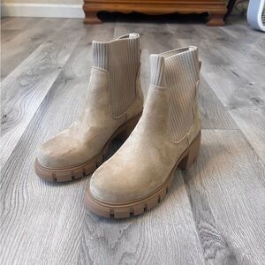 Soda’s Tan suede Chelsea boots with chunky heel Size 7